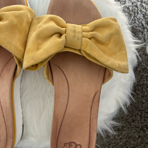 UGG • Yellow Bow Suede Slip On Sandals • 7.5 • - Picture 8 of 9